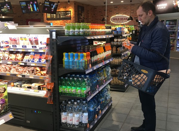 Zatankuj piwo, telewizor i pieczywo, czyli stacja paliw jako supermarket