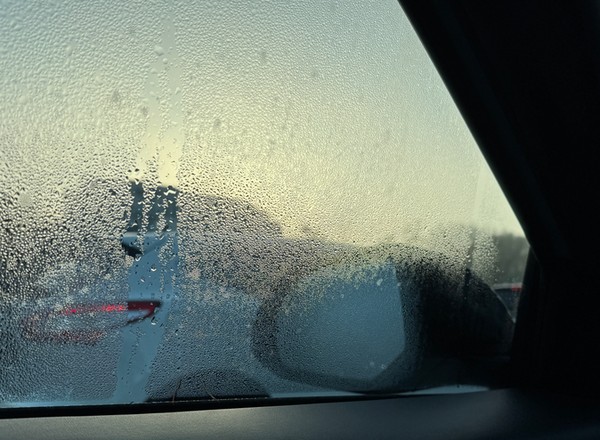 Jak pozbyć się pary i wody z szyb samochodu? Żałowałem, że nie mam niewidzialnej wycieraczki
