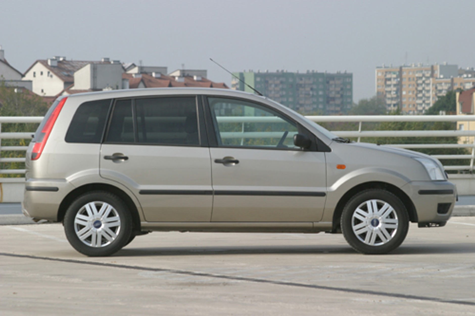 O ile chłodniej w aucie z folią?