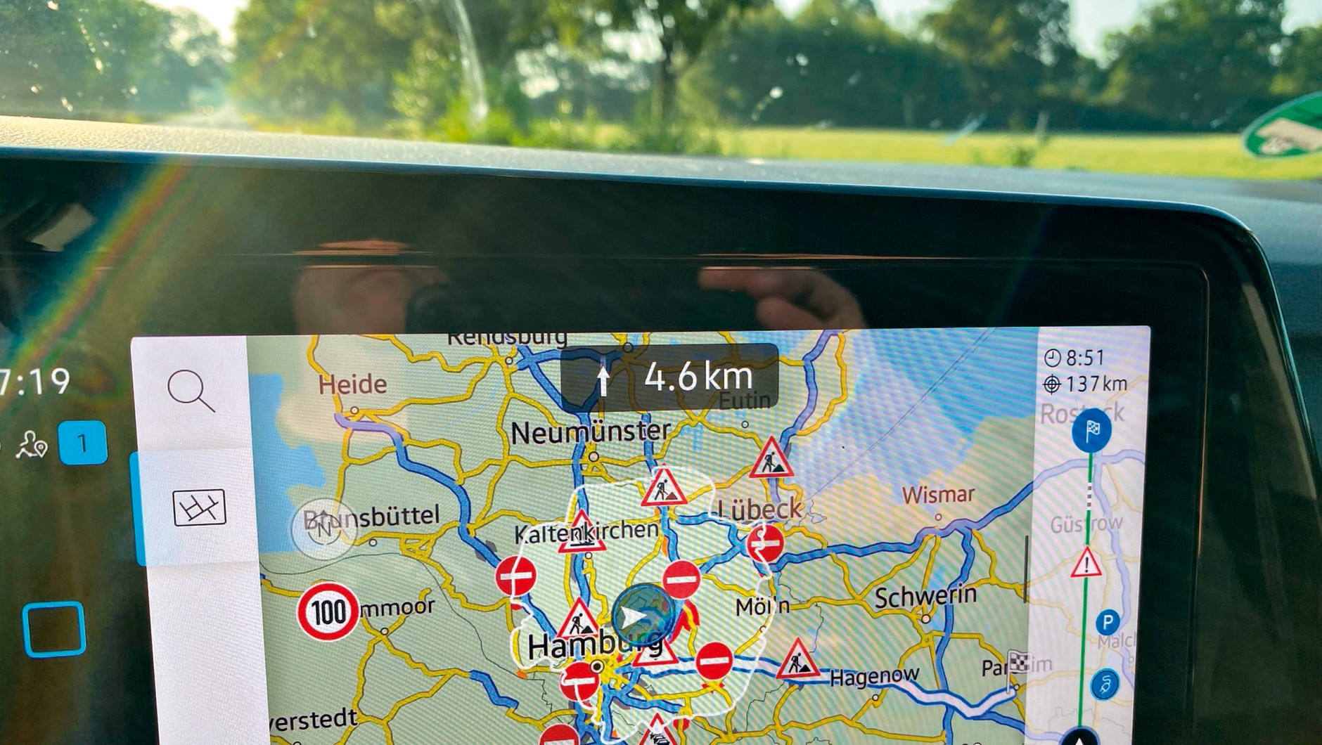 Volkswagen Golf - nierównomierna jasna powierzchnia na mapie pokazuje zasięg na prądzie.