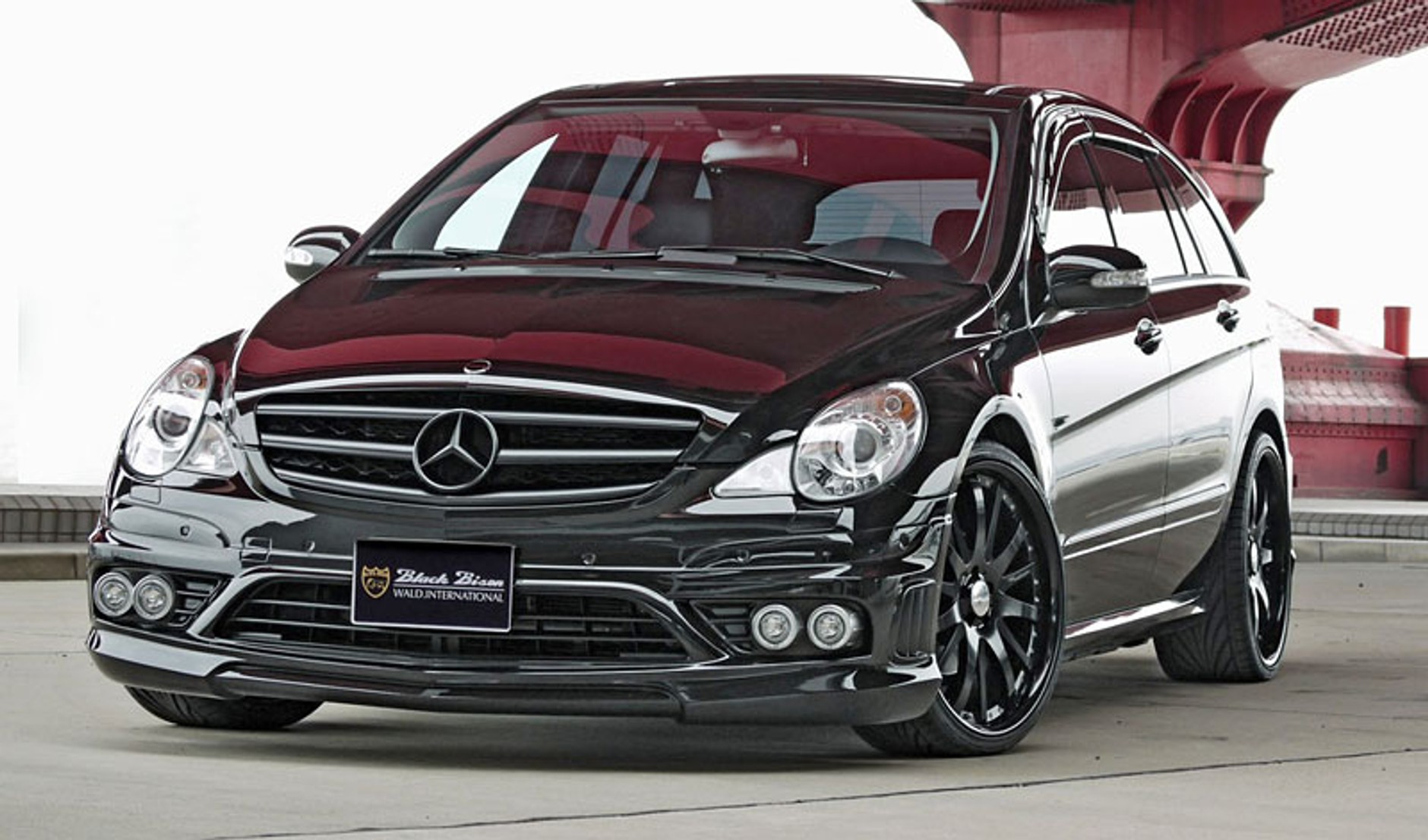 Mercedes-Benz R-Klasa Black Bison: spoilery z Japonii