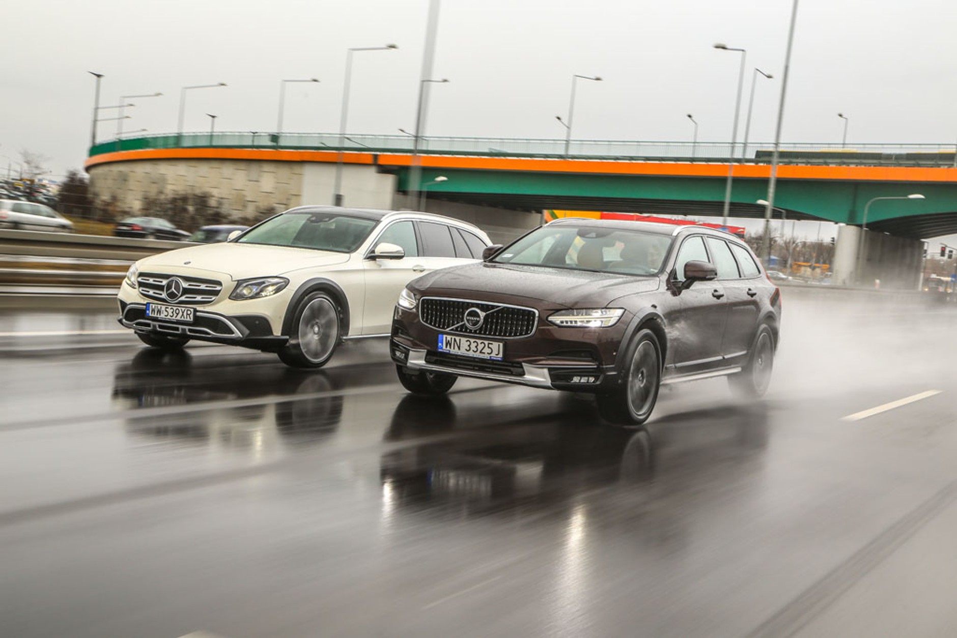 Volvo V90 Cross Country kontra Mercedes All-Terrain - który jest lepszy na każdą drogę?