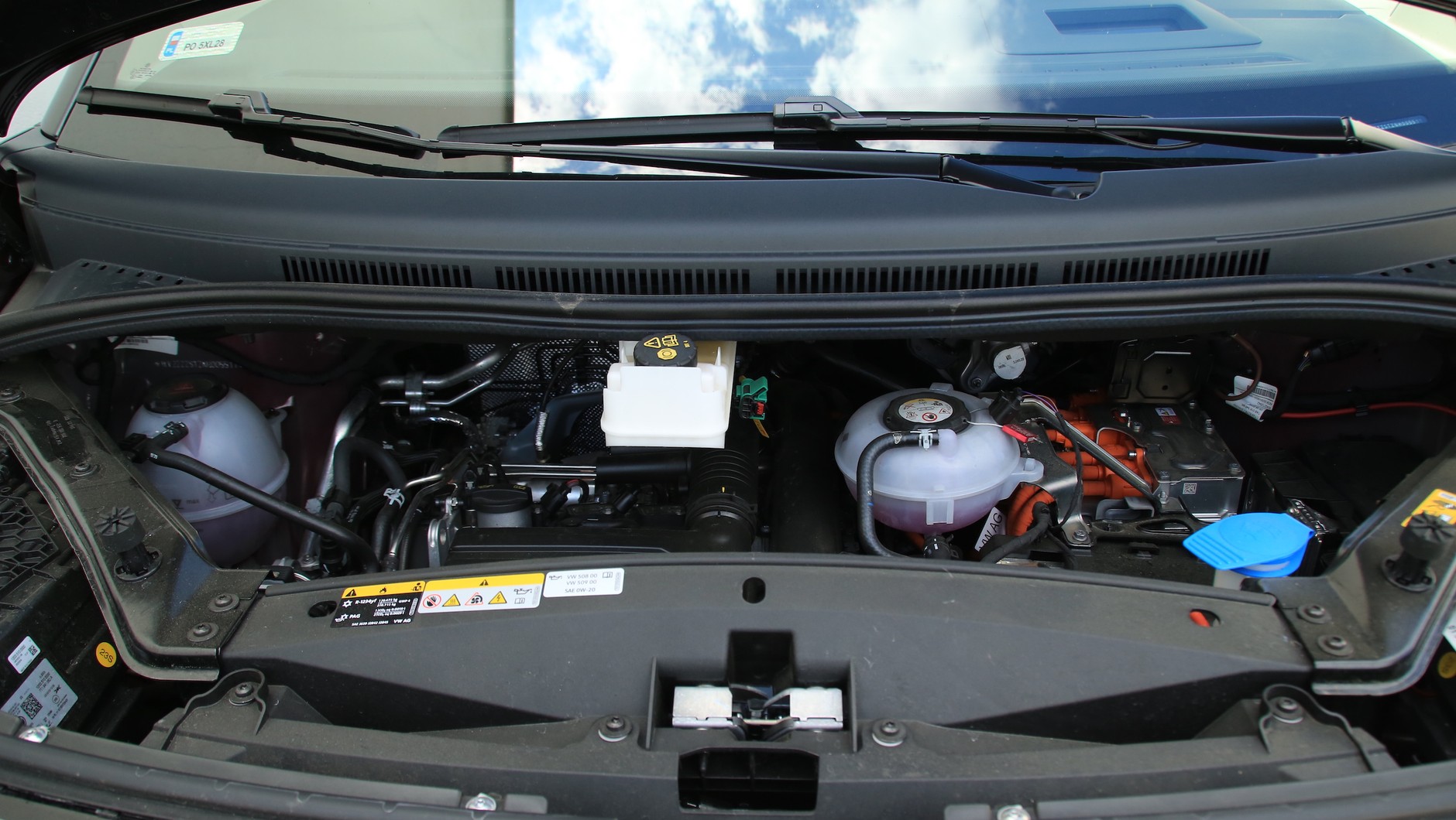 Połączenie 1,4-litrowego TSI o mocy 150 KM i 116-konnego elektryka można znaleźć też w wielu innych modelach grupy VW. Okazuje się, że nawet w ciężkim Multivanie ten zespół napędowy dobrze się sprawdza. Charakterystyka hybrydy zachęca do nieco spokojniejszej jazdy.