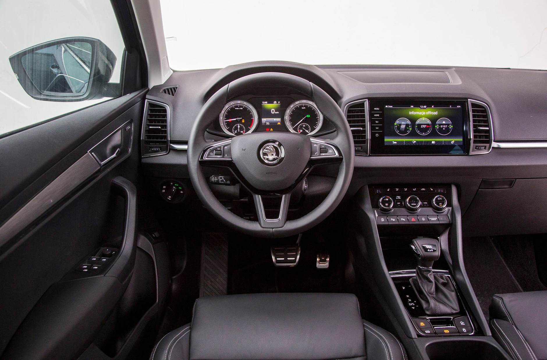 Kokpit jest solidnie wykończony i łatwyw obsłudze. W wersji Style w standardzie2-strefowa klimatyzacja automatyczna.