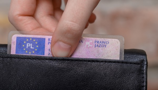 Sąd ukarał motocyklistę za jazdę bez uprawnień. RPO: "sąd popełnił rażący błąd"