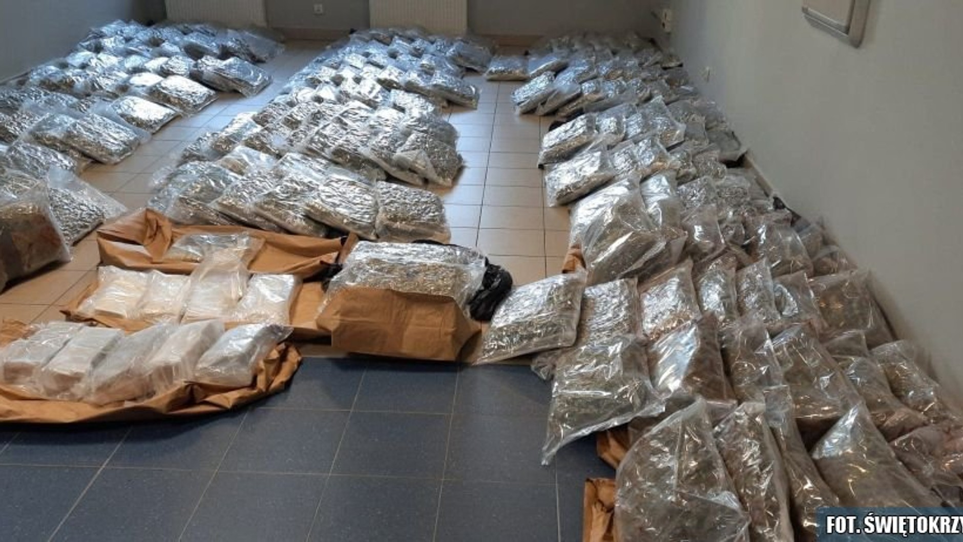 Gdynia. Policja odkryła ogromną ilość narkotyków w samochodzie ciężarowym. Ich wartość szacowana jest na 13 mln zł