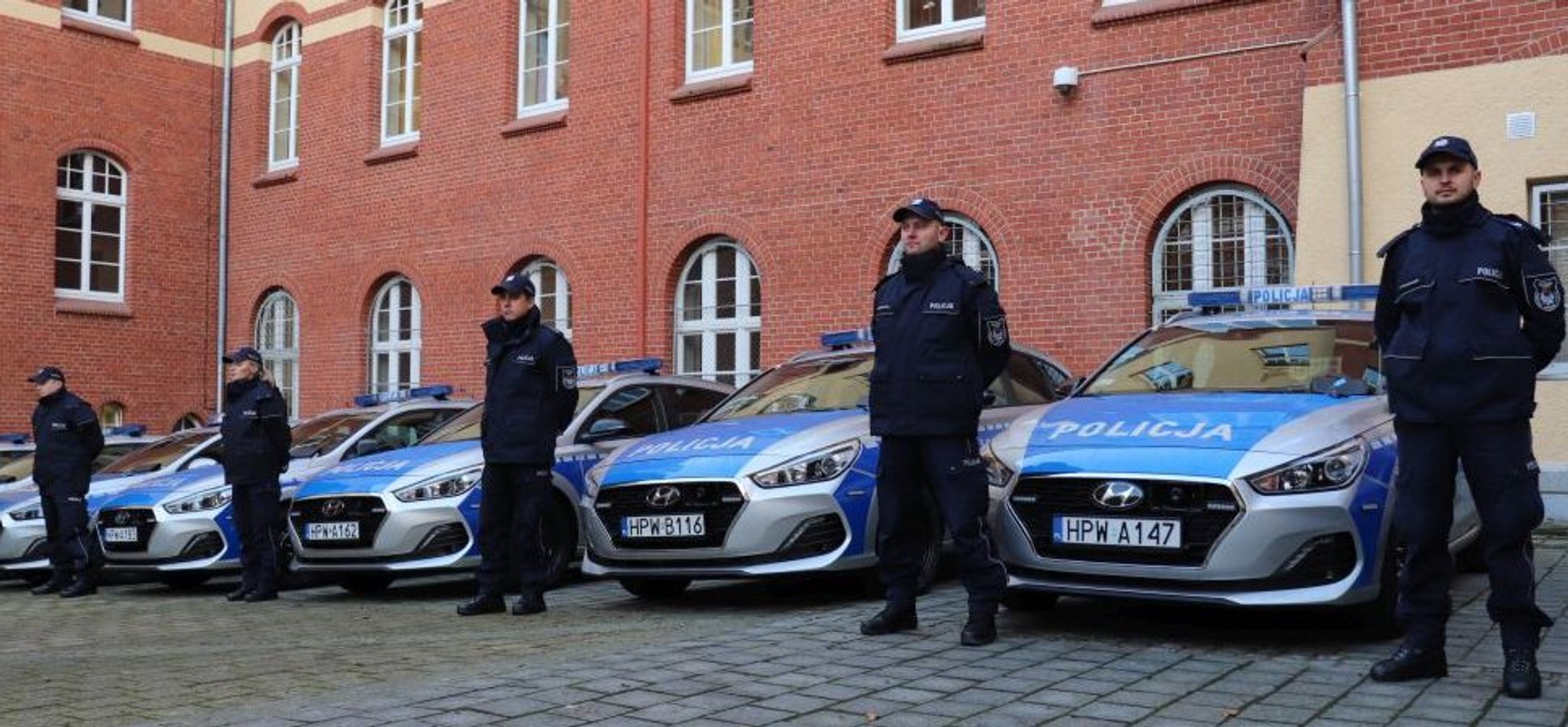 Nowe radiowozy i łódź hybrydowa dla policji