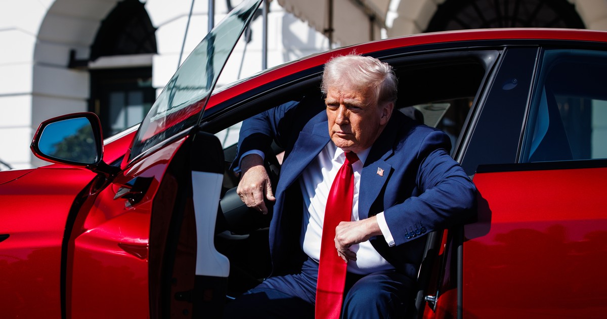 Prezydent Donald Trump reklamuje Teslę pon Białym Domem