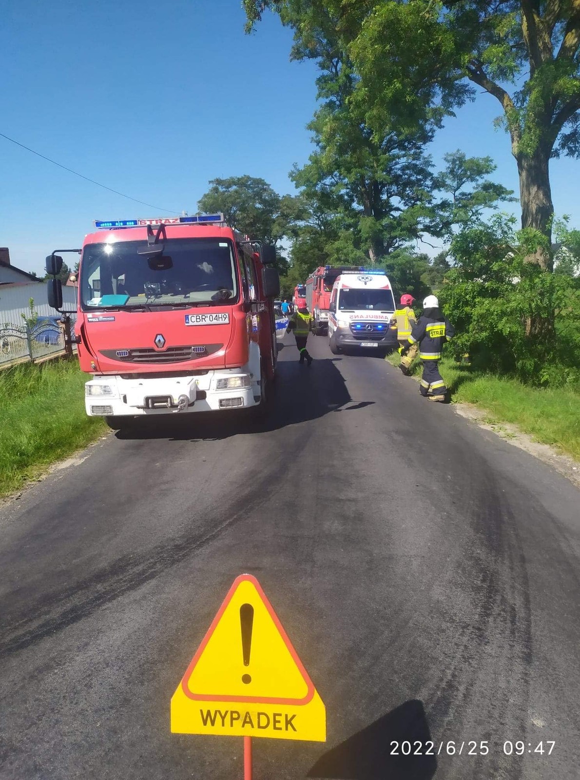 Kobieta, wioząc wnuczka uderzyła w drzewo