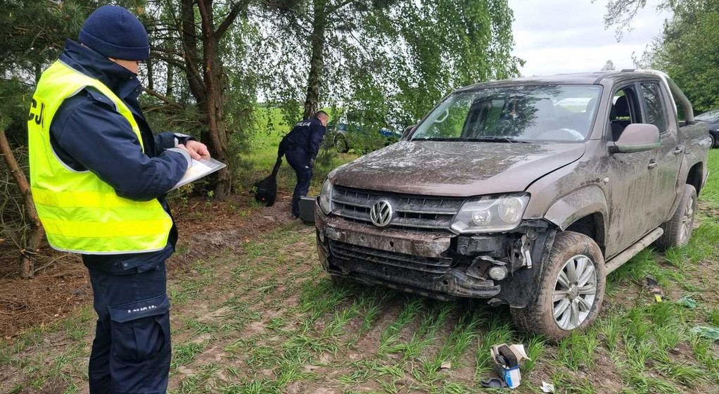 Kierowca VW Amaroka uciekał przez trzy powiaty i rozbił blokadę policyjną
