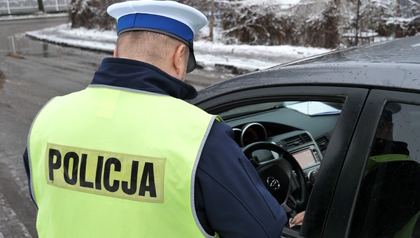 Policjanci zauważyli Daewoo. Jego kierowca zrobił to samo, co kierujący Oplem