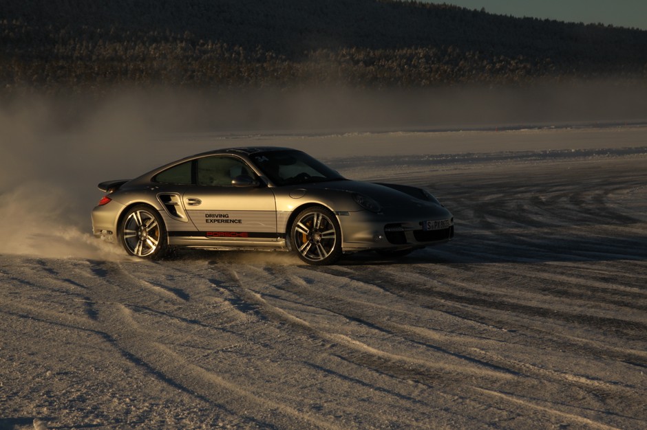 Porsche na zamarzniętym jeziorze