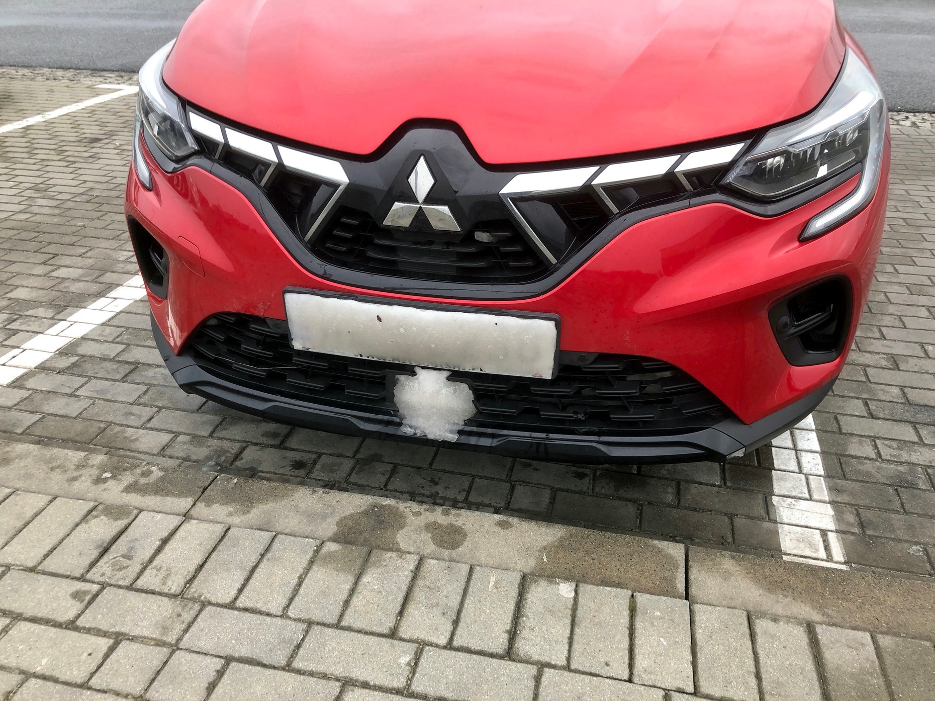 Samochód z zasłoniętą tablicą rejestracyjną