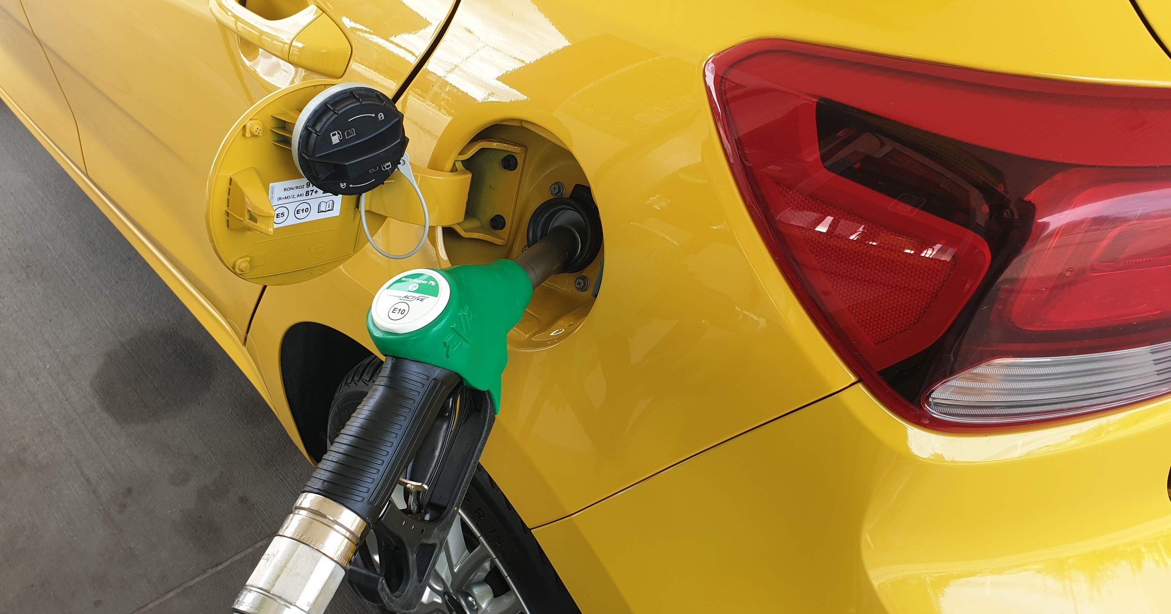 Tankowanie samochodu na stacji paliw