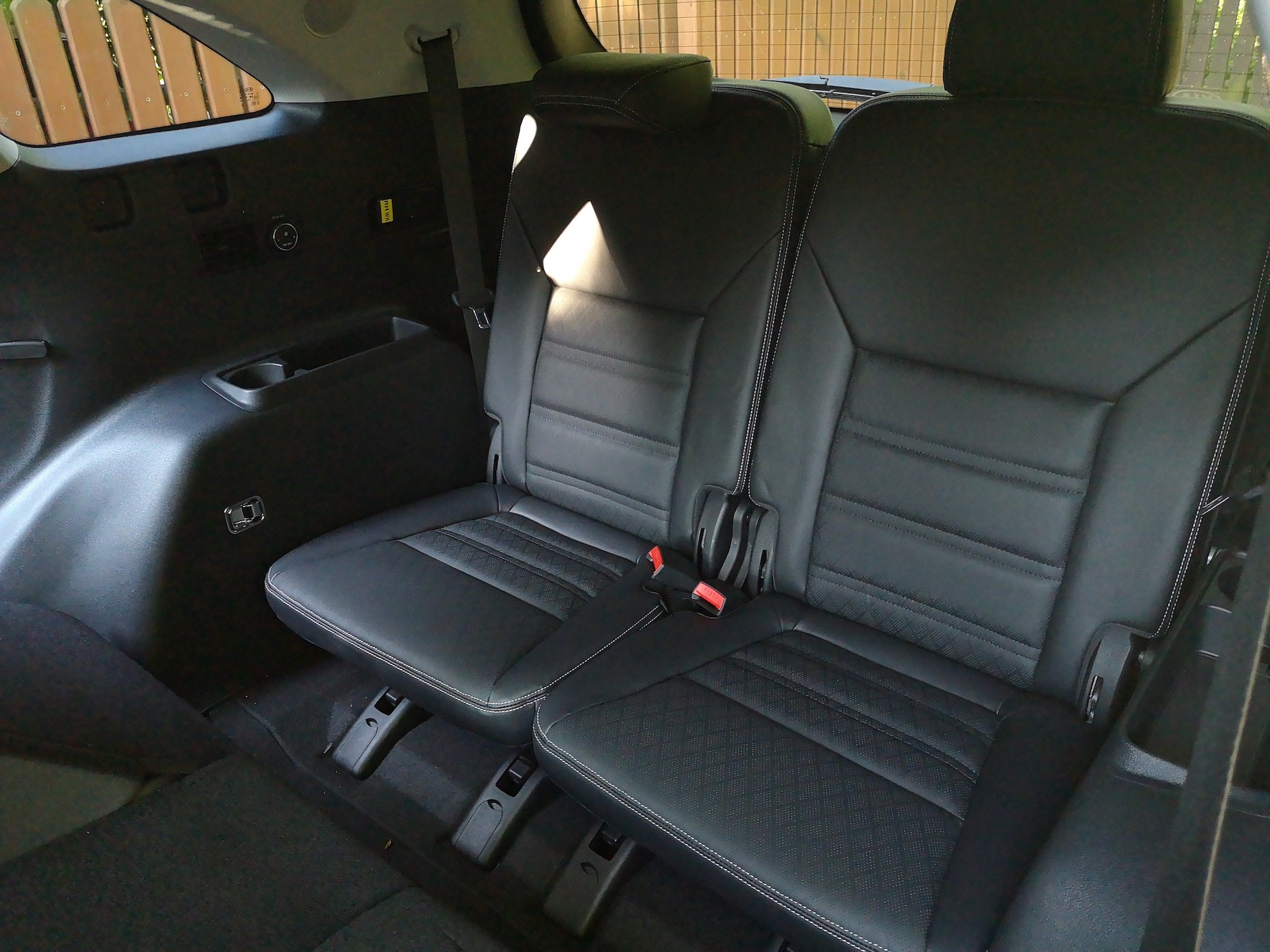 Kia Sorento 2.2 CRDI GT Line: w porównaniu z konkurencją w trzecim rzędzie jest przestronnie, ale dostęp do tych miejsc jest... dramatyczny