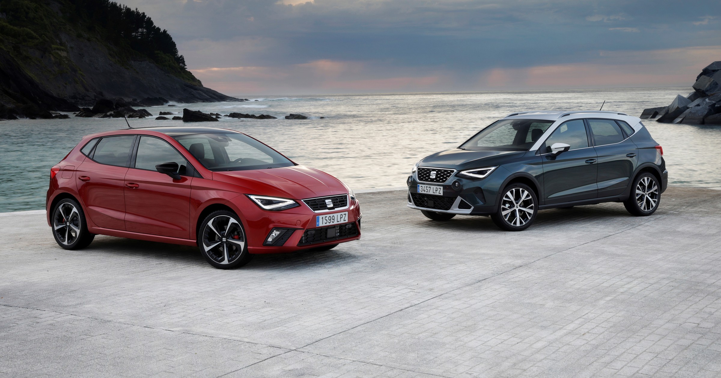 Seat Ibiza (po lewej) i Seat Arona. Miejski hatchback i miejski SUV. Który lepiej się sprzedaje?