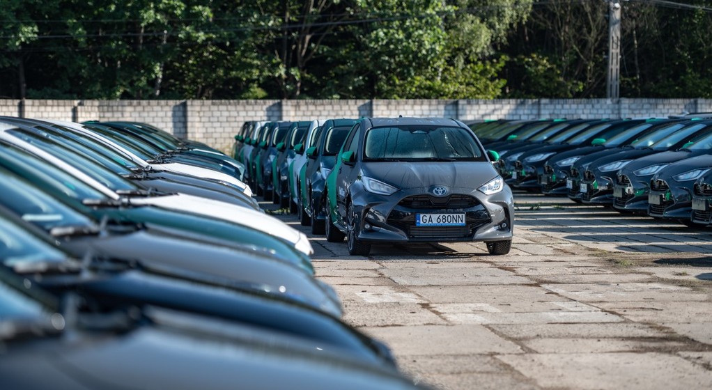 Nowe samochody na placu dilerskim Toyoty