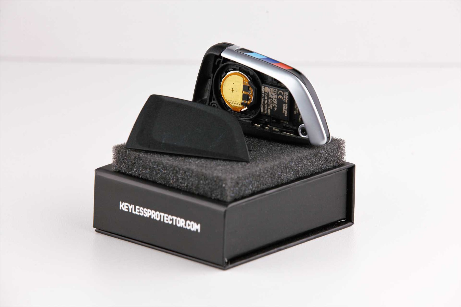 Fabryczny kluczyk-pilot można wyposażyć w układ utrudniający przechwycenie jego sygnału przez przestępców.