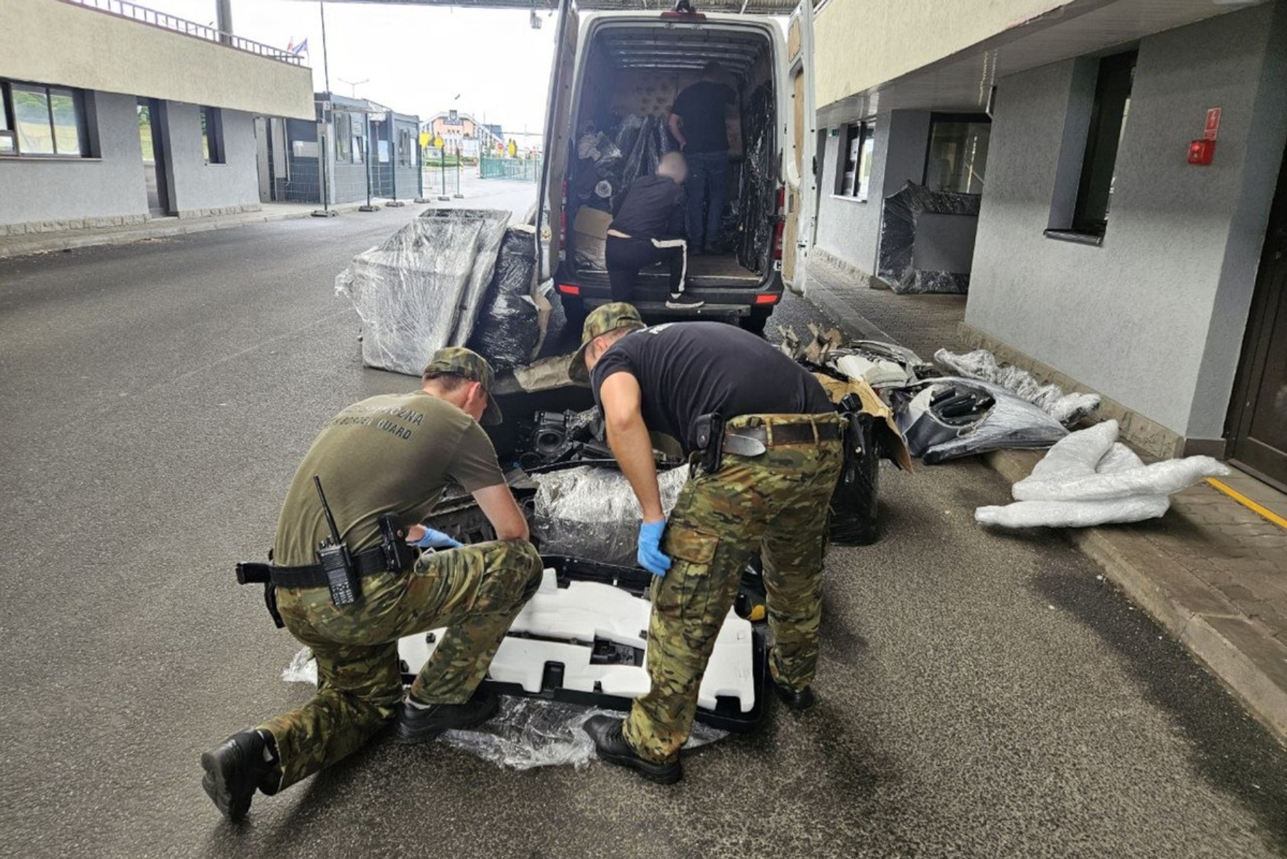 Funkcjonariusze SG sprawdzają części z kradzionych SUV-ów Audi