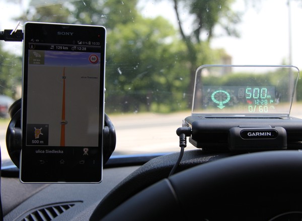 Garmin HUD: test projekcji na szybie