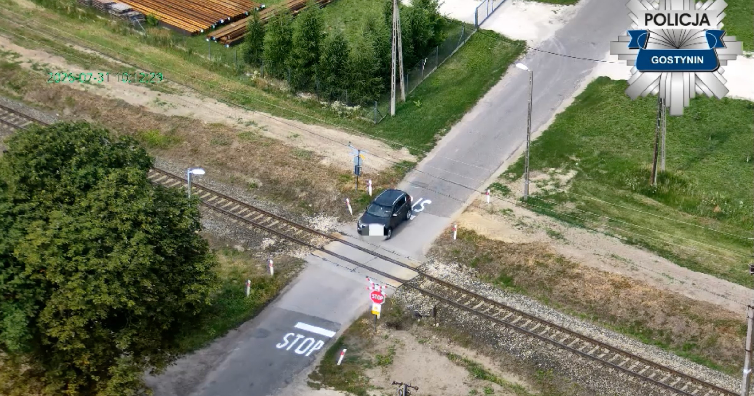 Policyjne drony nad przejazdami kolejowo-drogowymi