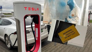 Uwaga, ciśnienie – nie tnij kabla! Tak Tesla walczy z plagą złomiarzy