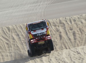 Dakar 2013: Hołowczyc zawiedziony, Sainz utknął na wydmach (2. etap, wyniki, galeria)