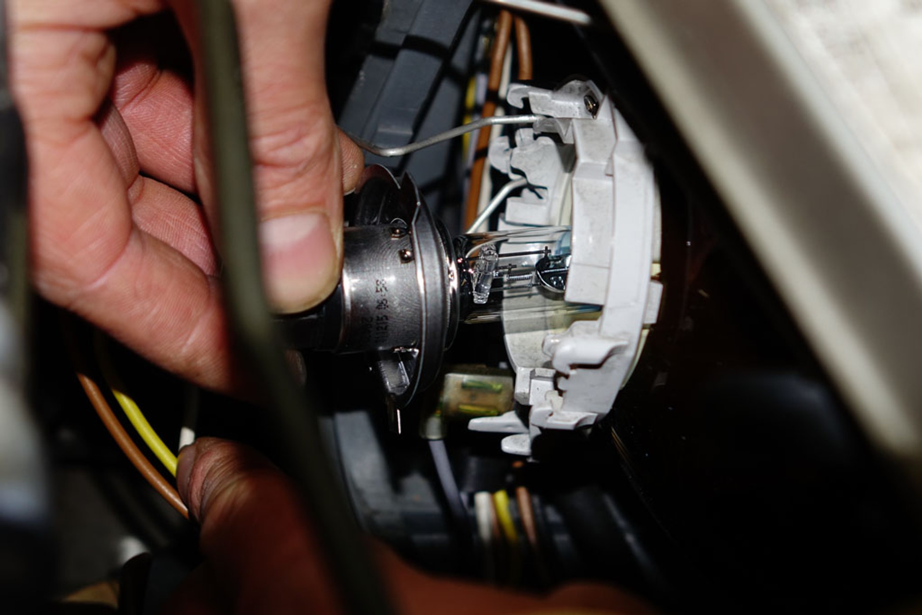 Jak wymienić żarówkę w reflektorze – krok po kroku?