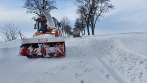 Pług wirnikowy w akcji. Drogowcy musieli sięgnąć po najcięższy sprzęt