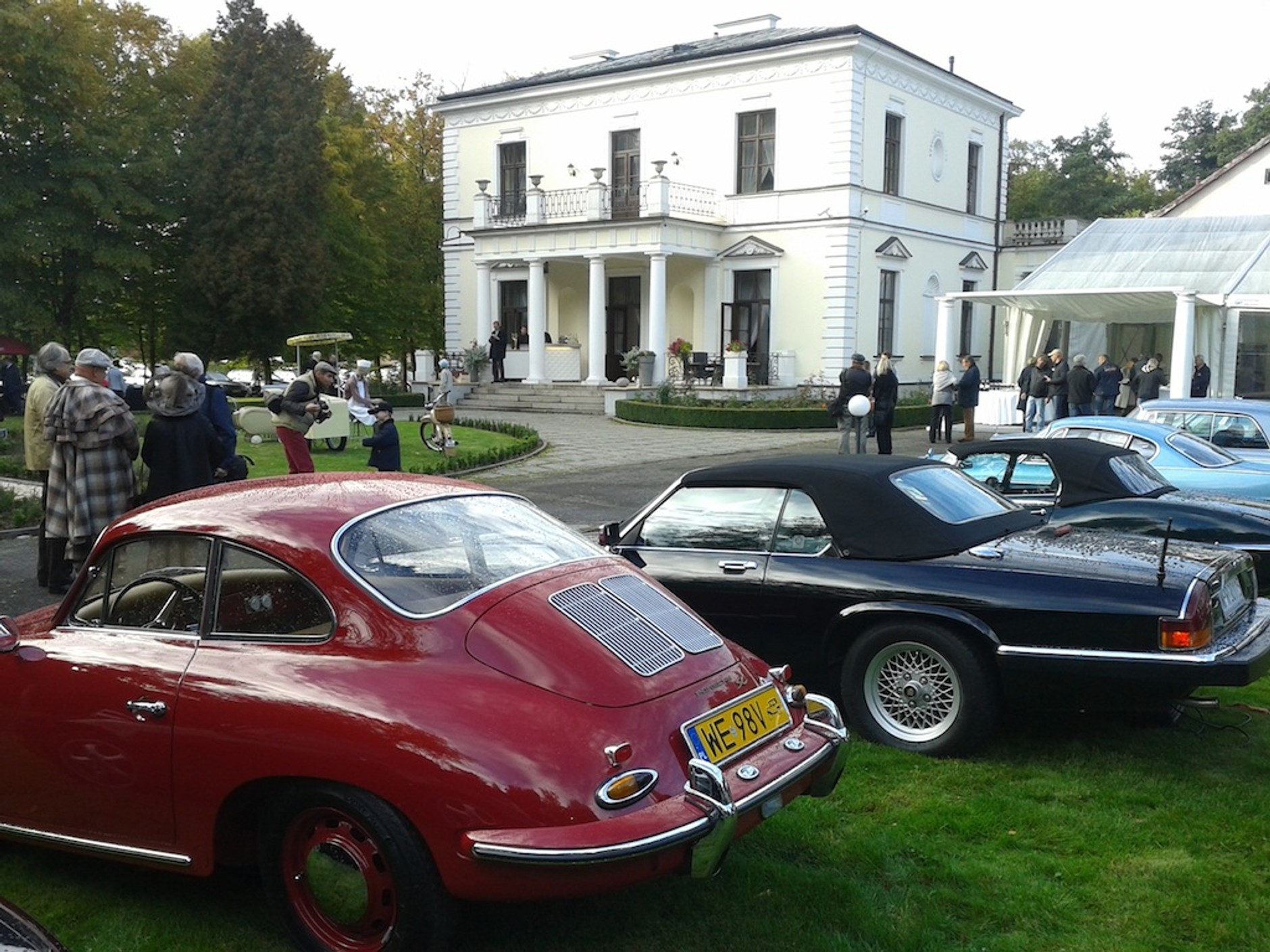 Oldtimery w pałacu w Rozalinie