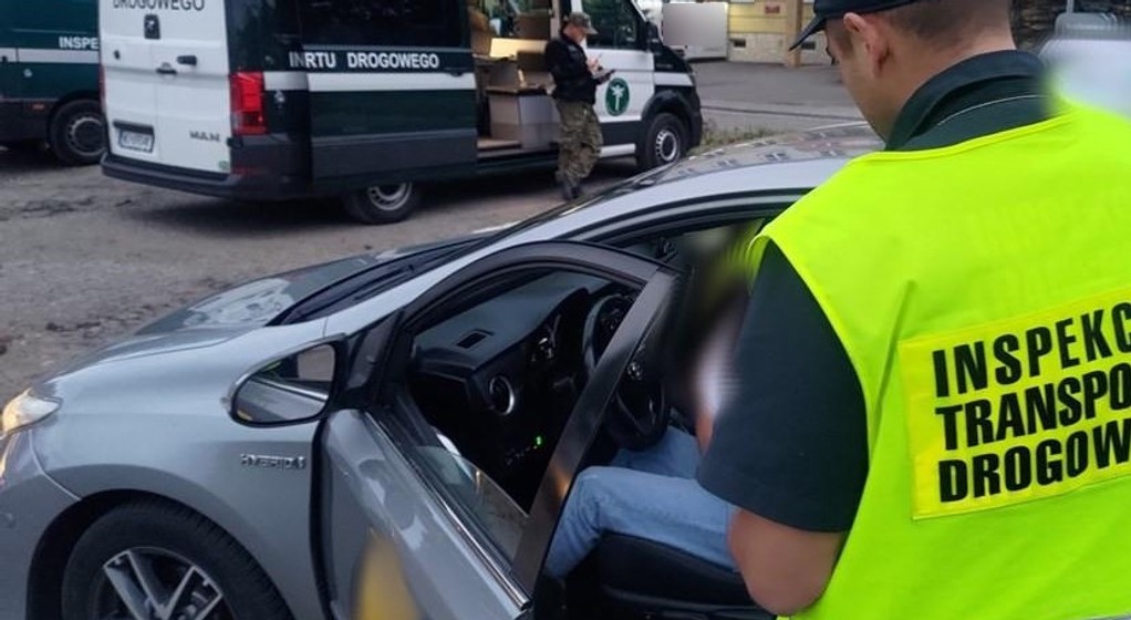 Inspektorzy ITD kontrolują taksówkarza i taksówkę (czerwiec 2024 r.)