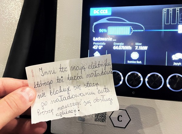 Ciężkie życie kierowcy "elektryka". Podczas ładowania znalazłem "liścik miłosny"
