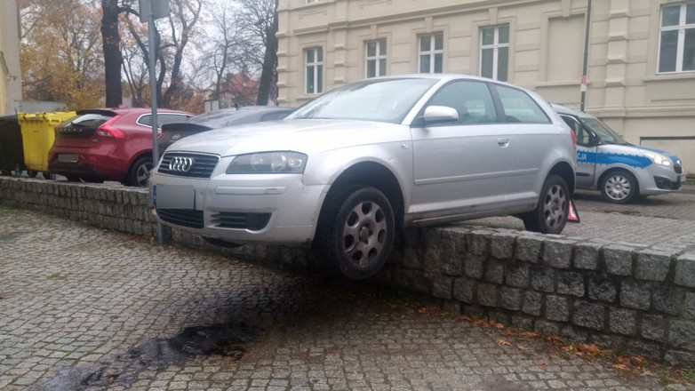Niecodzienne parkowanie w Zielonej Górze. Audi w powietrzu