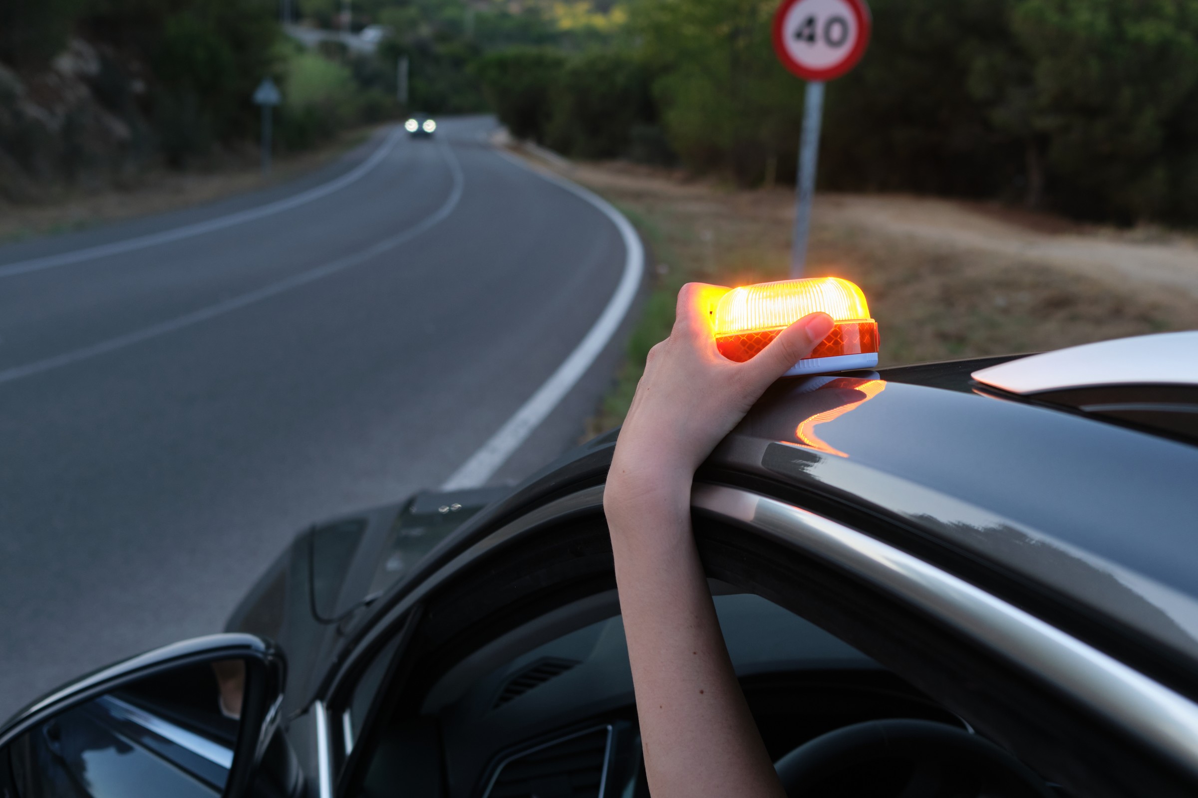 Nowe obowiązkowe wyposażenie samochodów. Trójkąt ostrzegawczy trafi do muzeum?
