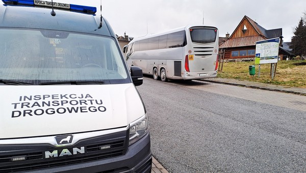 Kontrola autokaru z dziećmi zakończyła się interwencją policji. Wezwała ją ITD