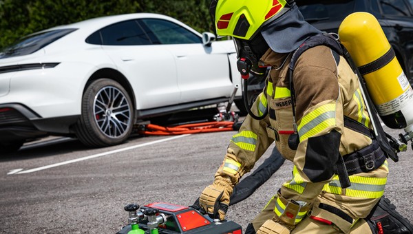 Zakaz wjazdu aut elektrycznych do garaży coraz bliżej. Według strażaków są one zagrożeniem