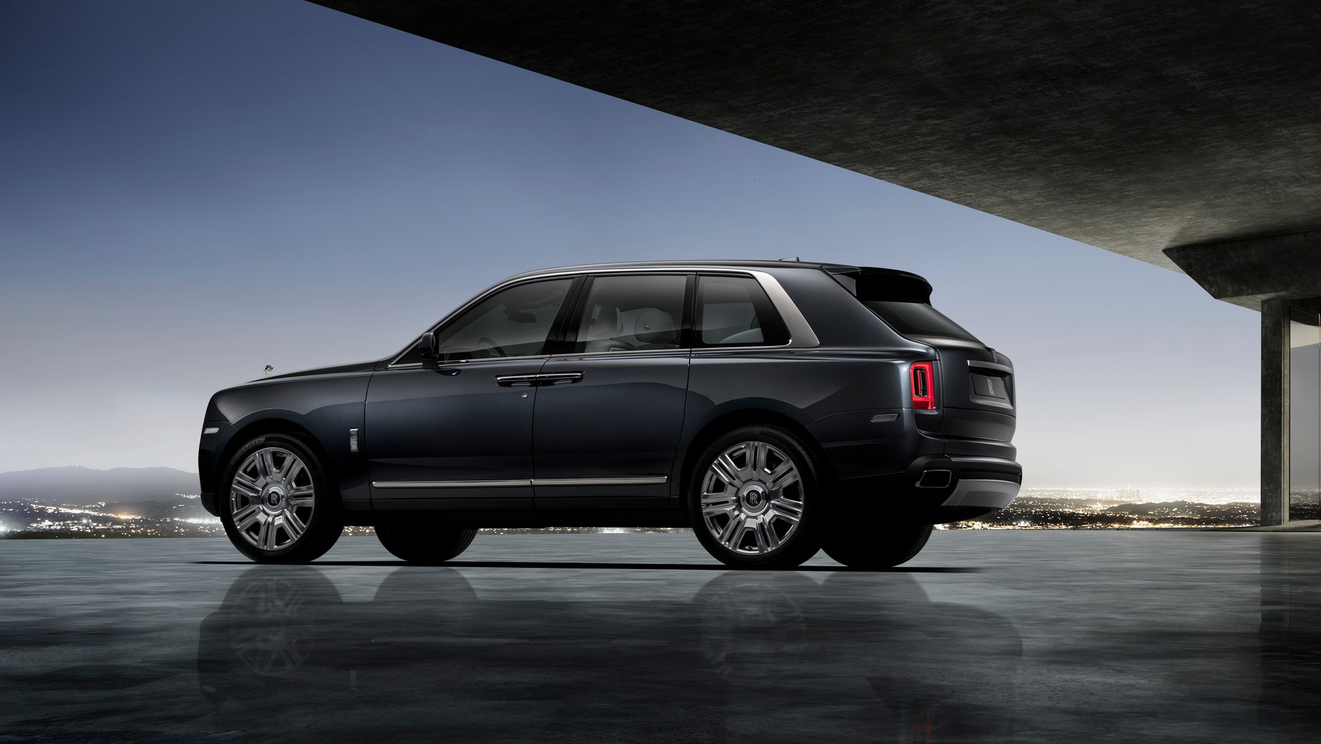 Rolls-Royce Cullinan. Do wyboru sporo wzorów felg. Rozmiar ten sam: 22 cale