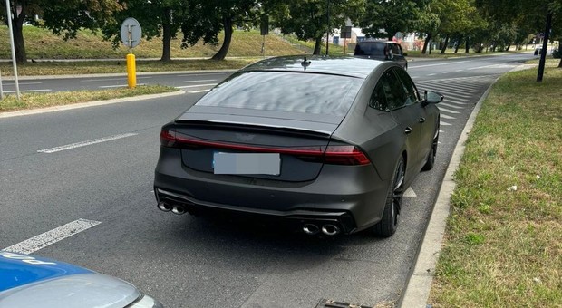 Policjanci zatrzymali Audi na zagranicznych numerach. Kierowcy zabrakło dosłownie jednego dnia