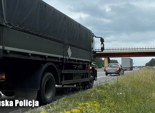 Wjechała Toyotą w wojskową ciężarówkę na S3. Nawet policjanci byli zaskoczeni