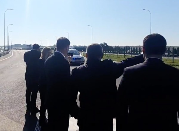 Niebezpieczne otwarcie S7 pod Krakowem. Oficjele stali tuż przy drodze [Nagranie]