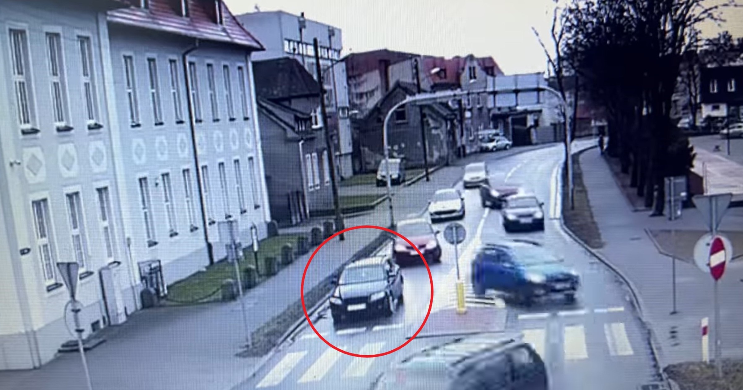 Utknęła przed przejściem. Kierowcy ją omijali