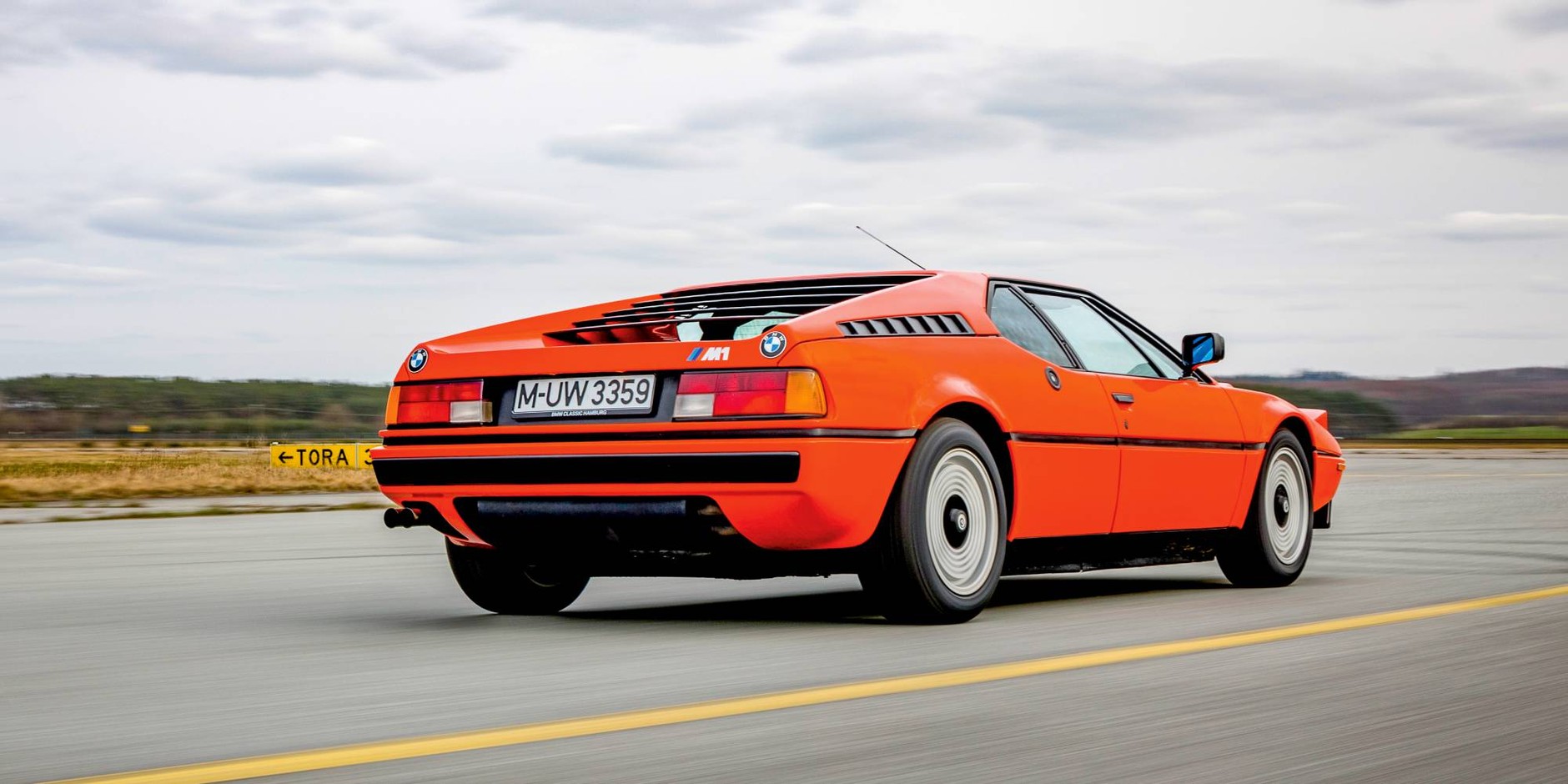 Czarną żaluzję na szybie miało już  Lamborghini Miura. Tylne światła pochodzą z serii 6 Coupé.