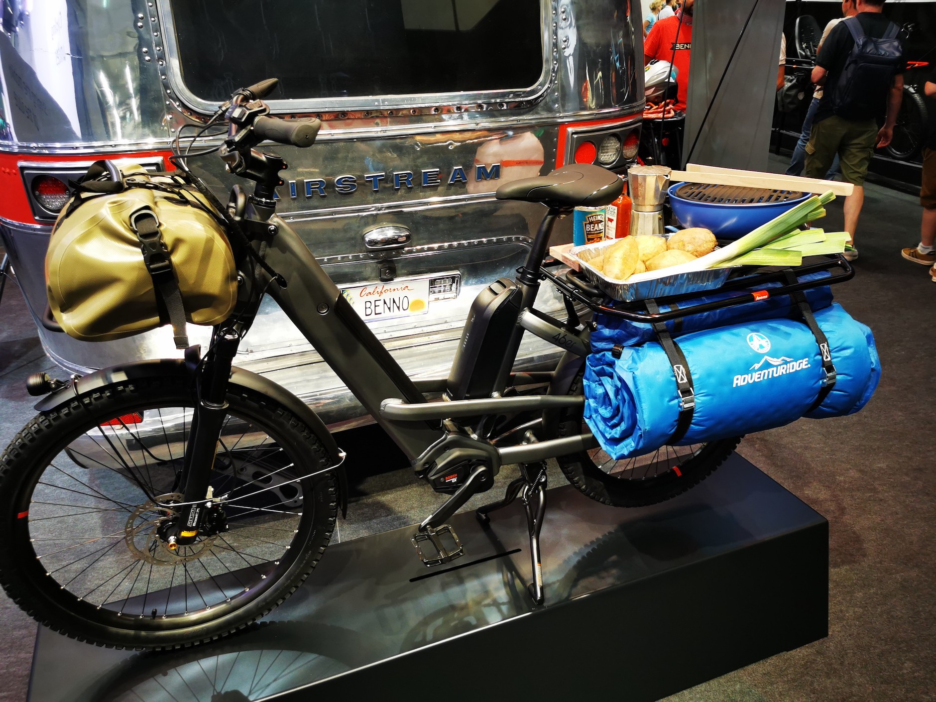 Eurobike 2023: a może pojedziemy na piknik? Na tym rowerze zamontowano kuchnię wraz z osprzętem. No i namiot