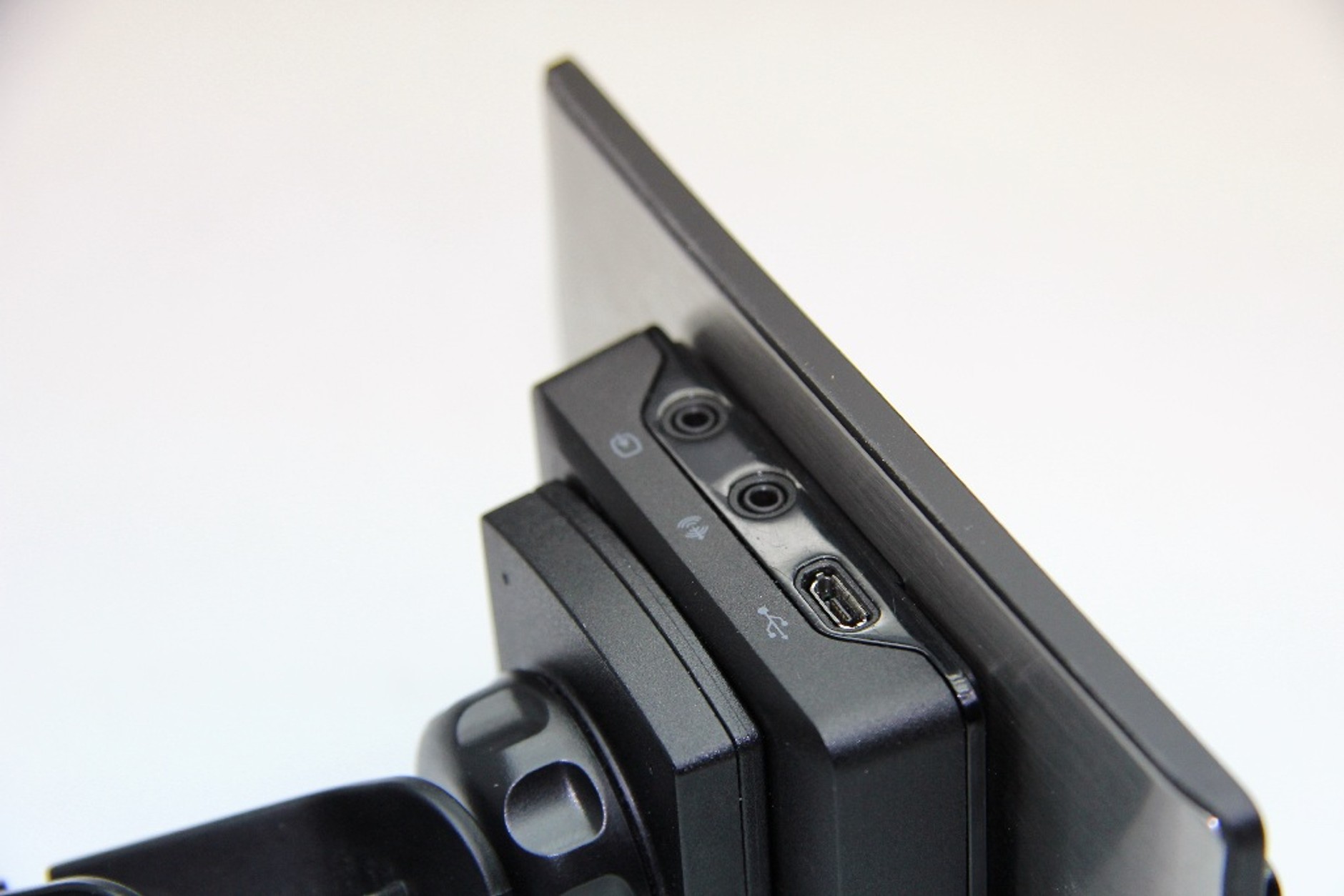 Gniazda połączeniowe w dolnej części stacji dokującej