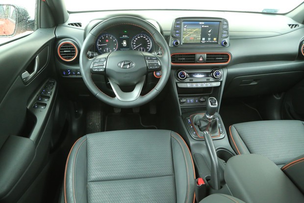 W przypadku Kony udało się to, co jest niemal niemożliwe – rewolucyjnie stylizowane nadwozie połączono ze stonowaną, klasyczną deską rozdzielczą, która nie jest nudna dzięki efektownym kolorowym dodatkom.