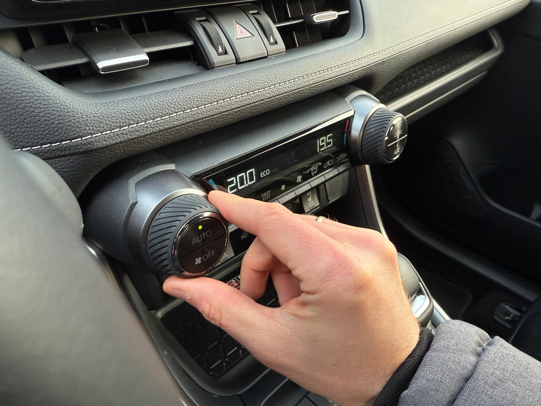 Toyota RAV4 ma wielkie pokrętła do sterowania temperaturą i mnóstwo przycisków. Trochę retro dizajn, ale jaki wygodny!