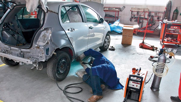 Jak naprawiać auto po wypadku? Odpowiedź jest prosta - porządnie!