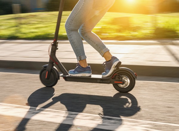 Nie mają prędkościomierzy, a mają przestrzegać limitów? "Trudne życie" jeżdżących na hulajnogach elektrycznych