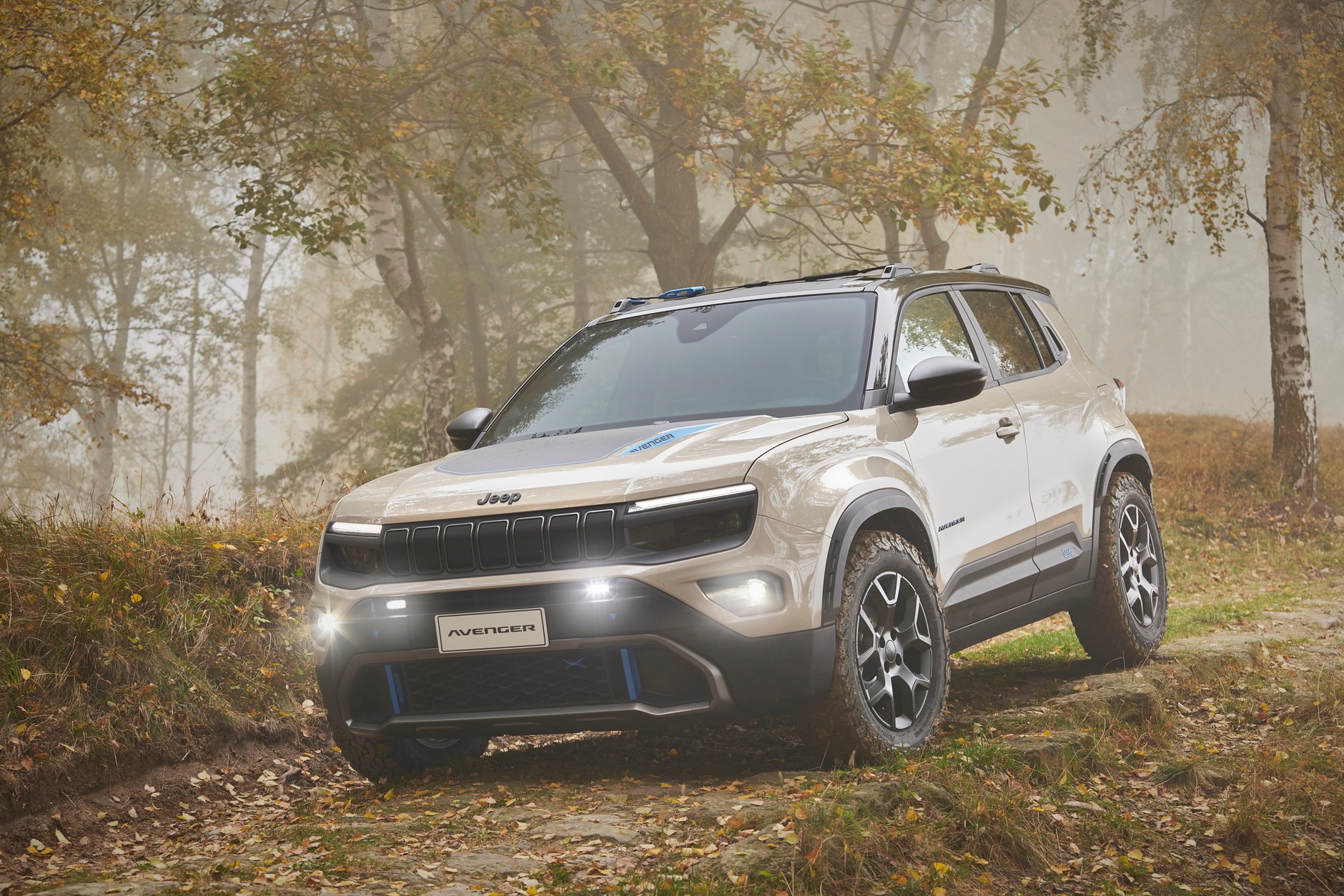 Możliwości terenowye Jeepa Avengera 4x4 są imponujące: kąt natarcia zwiększony do 21 stopni, kąt rampowy do 34 stopni, a kąt zejścia do 20 stopni. Wersja 4x4 ma również mieć prześwit większy niż 200 mm.