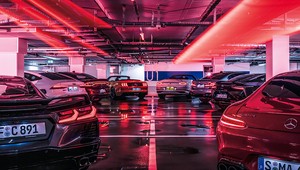 Osiem razy V8 w garażu marzeń